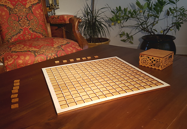 Jeu de Scrabble en bois avec lettres et boite de rangement sur mesure