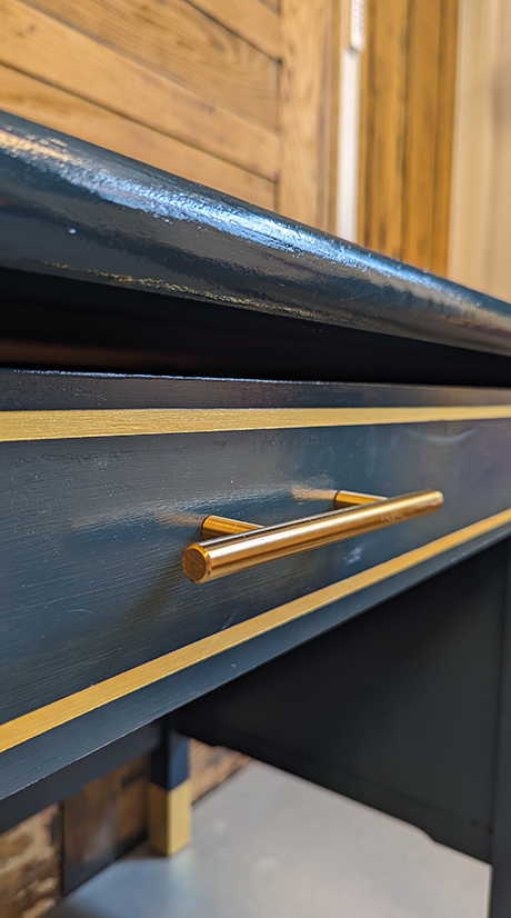 Restauration de bureau en bois - Finition en bleu et doré
