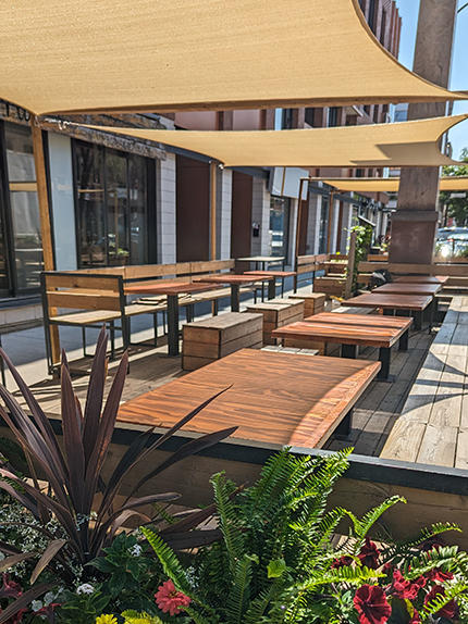 Conception sur mesure - Tables en bois pour terrasse de bar avec fleurs