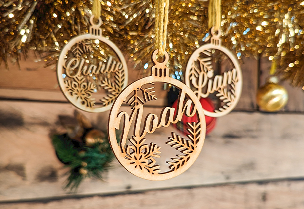 Boules de Noël en bois avec prénoms - Création de cadeaux personnalisés