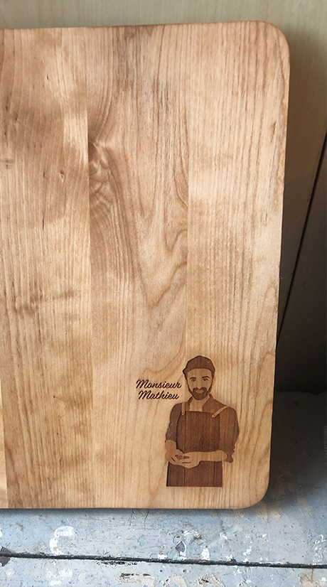 Planche à découper en bois avec gravure personnalisée