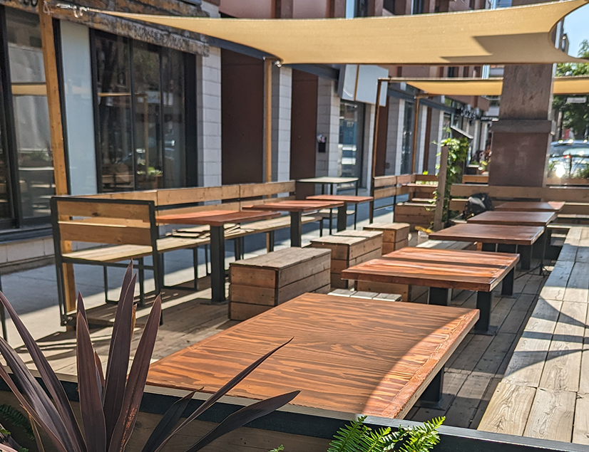 Tables en bois terrasse de bar Birra avec fleurs - Fabrication sur mesure