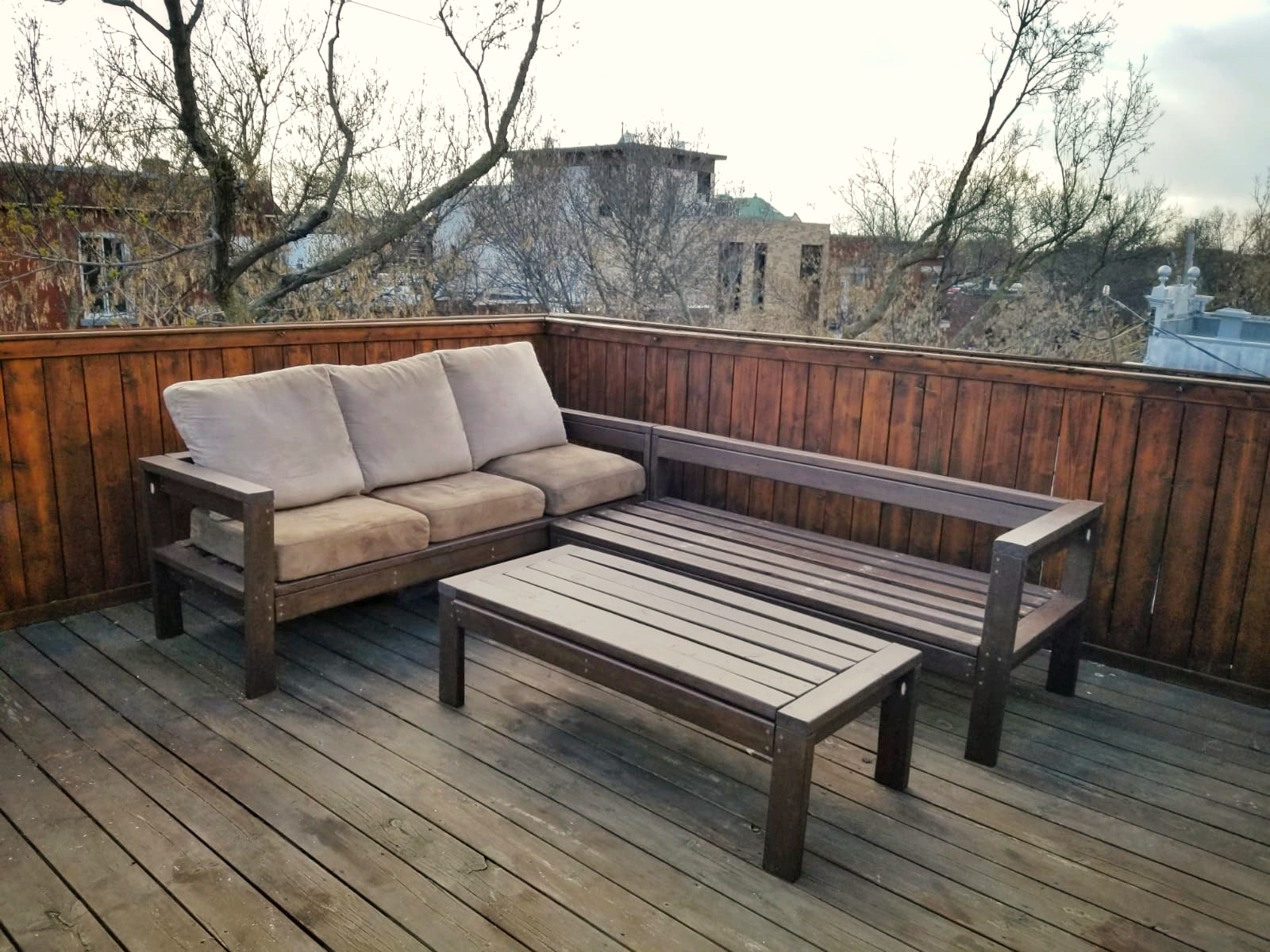 Fabrication sur mesure à Montréal - Banc en bois pour la terrasse extérieure