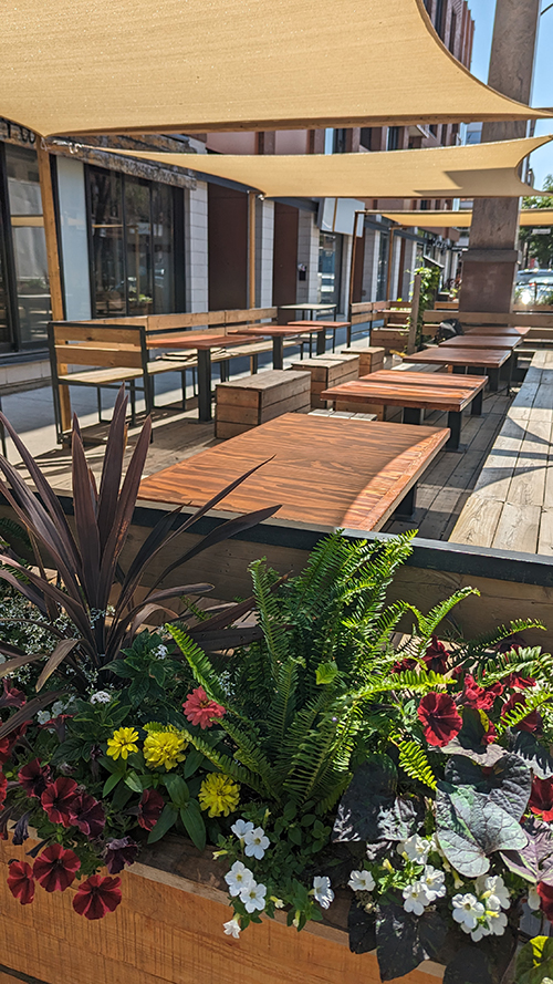 Mobilier en bois sur mesure pour terrasse extérieure de bar