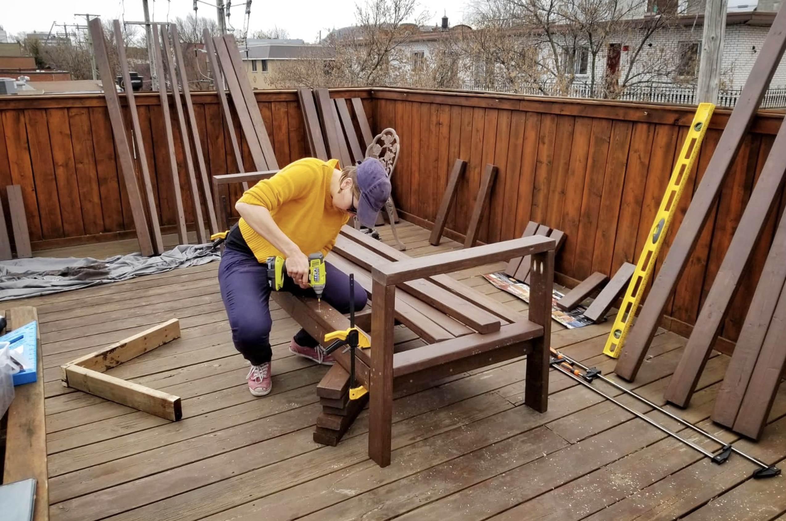 Irene fabrique un banc pour terrasse